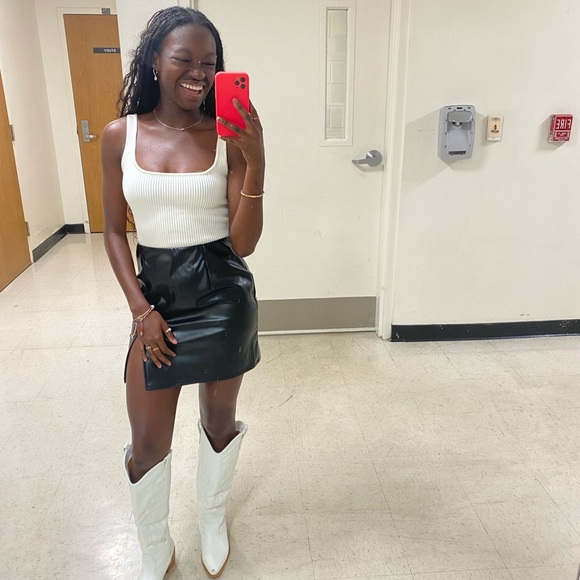 mini black pencil skirt with slit, size medium - Picture 4 of 4